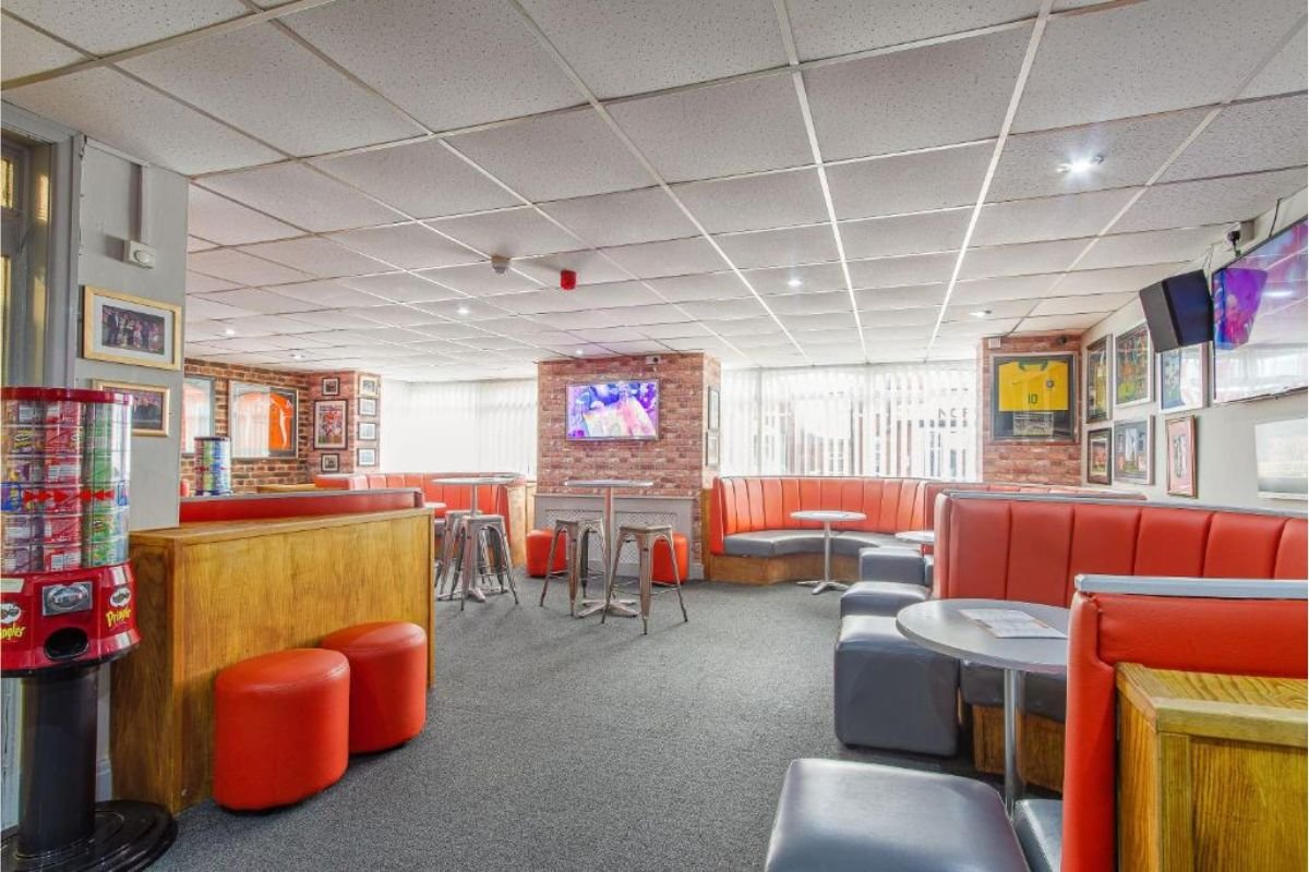 Second bar area at Sandringham Court Hotel
